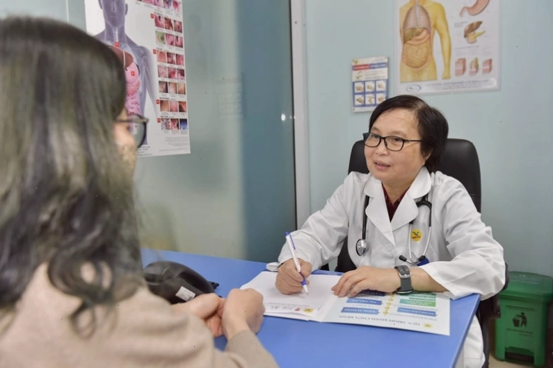Bạn nên kể rõ triệu chứng gặp phải khi bác sĩ thăm khám