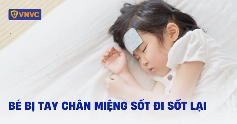 Bé bị tay chân miệng sốt đi sốt lại cần theo dõi