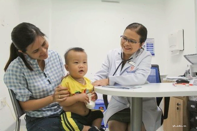 Bé được bác sĩ khám sàng lọc miễn phí trước khi tiêm vắc xin