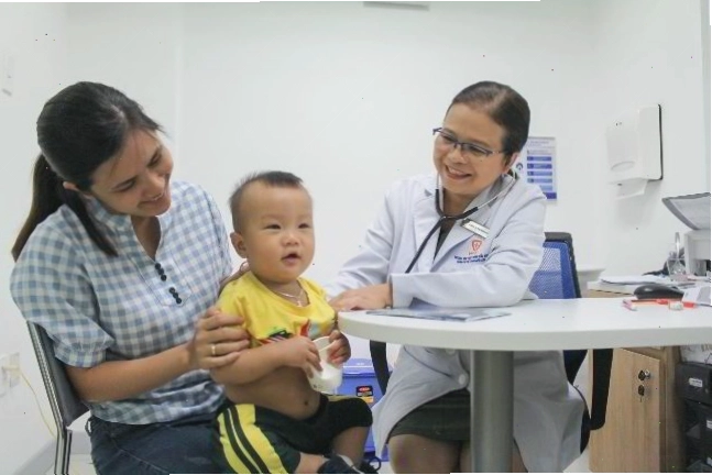 Bé được khám sàng lọc miễn phí trước khi tiêm