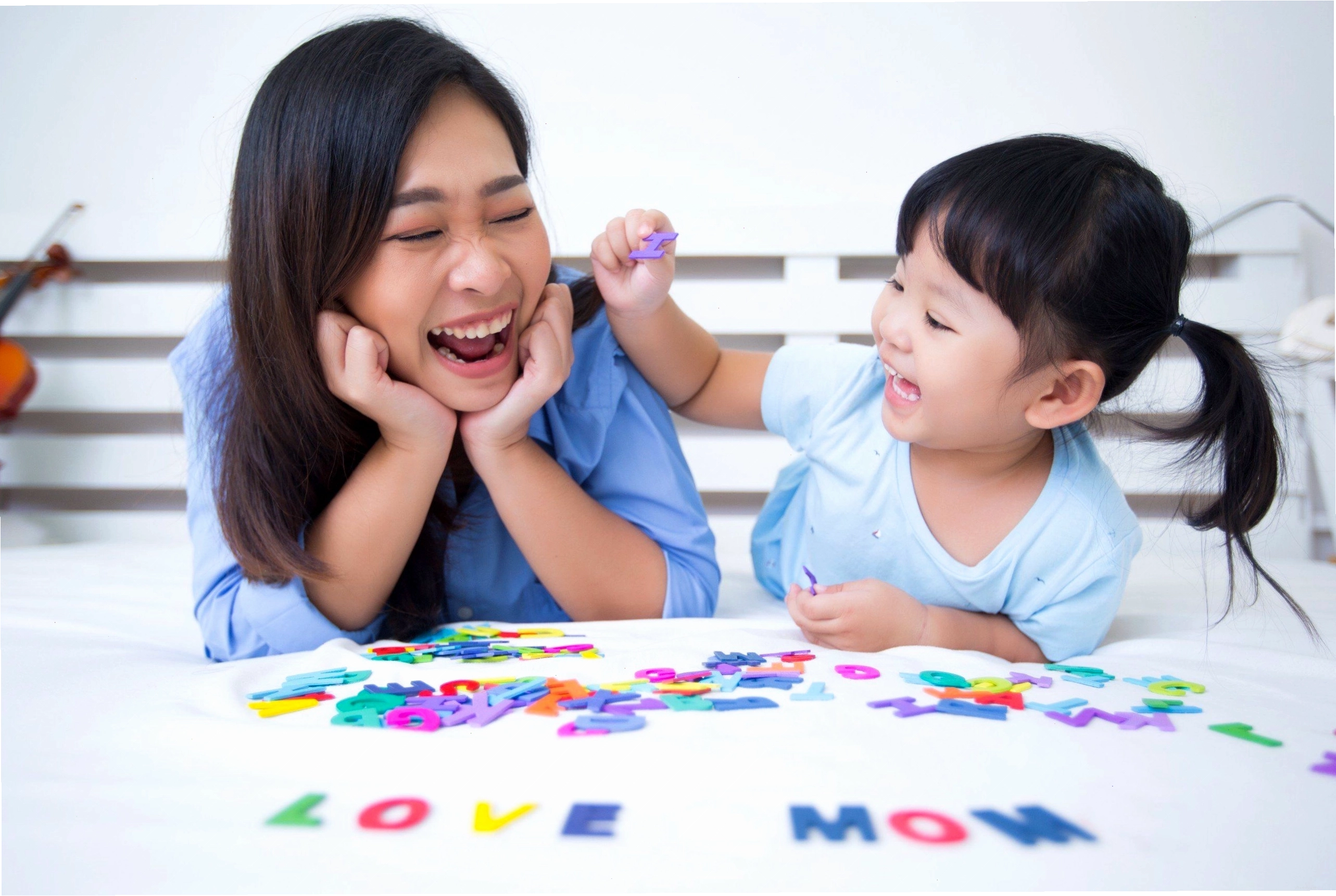 Bé gái nhận sự hỗ trợ giáo dục đặc biệt