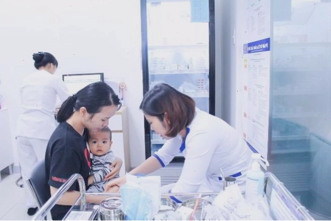 Bé tiêm phòng vắc xin 5 trong 1 tại trung tâm tiêm chủng