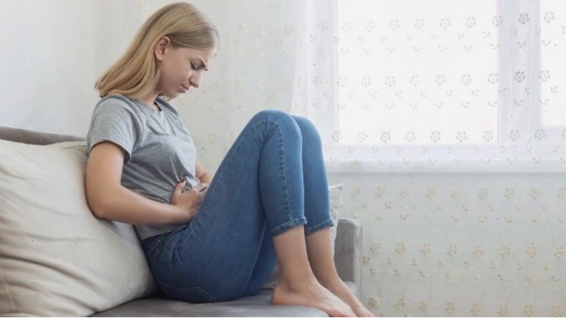 Bệnh nhân bị đau bụng cần được hỗ trợ y tế
