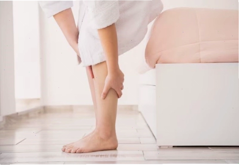 Bệnh nhân bị phù chân có thể cảm thấy đau âm ỉ hoặc dữ dội