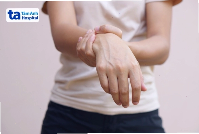 Bệnh nhân cần được thăm khám kịp thời khi có dấu hiệu tê tay