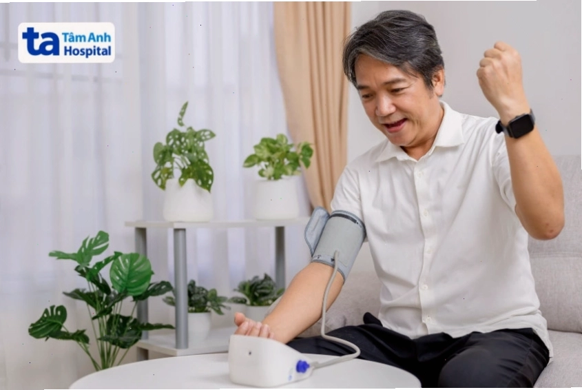 Bệnh nhân có thể theo dõi tình trạng huyết áp tại nhà bằng máy đo kỹ thuật số