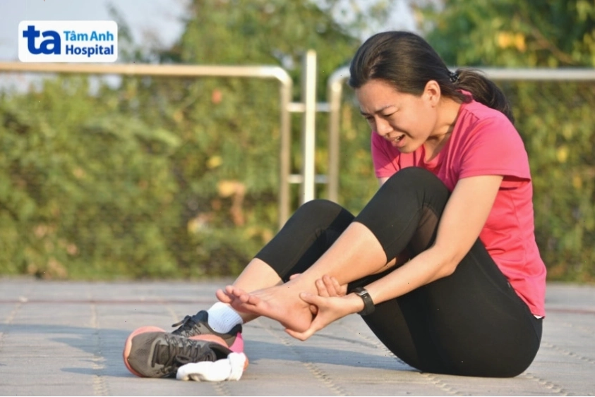 Bệnh nhân có triệu chứng đi lặc cách hồi khi đi bộ