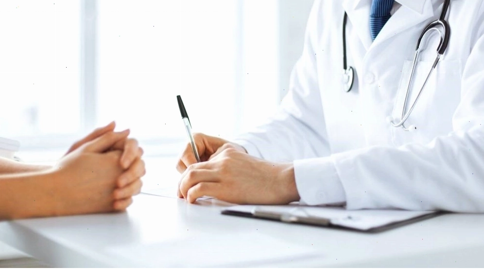 Bệnh nhân đang được bác sĩ thăm khám sức khỏe