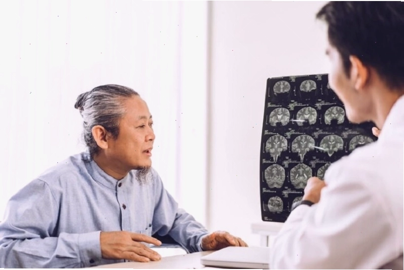 Bệnh nhân đang được thực hiện chụp cộng hưởng từ MRI để đánh giá não bộ