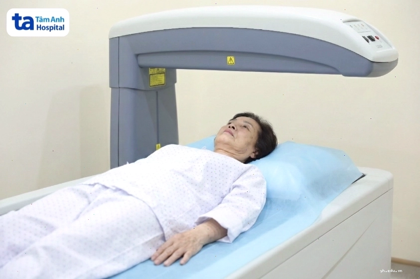 Bệnh nhân đo mật độ xương bằng phương pháp chụp DEXA