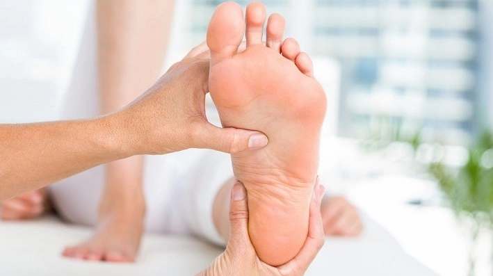 Bị tê lòng bàn tay là bệnh gì và những dấu hiệu cảnh báo sức khỏe