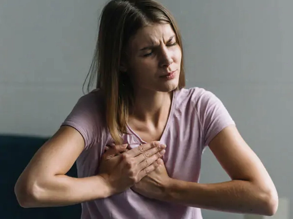 Bị tức ngực bên phải là bệnh gì và những lưu ý y khoa quan trọng