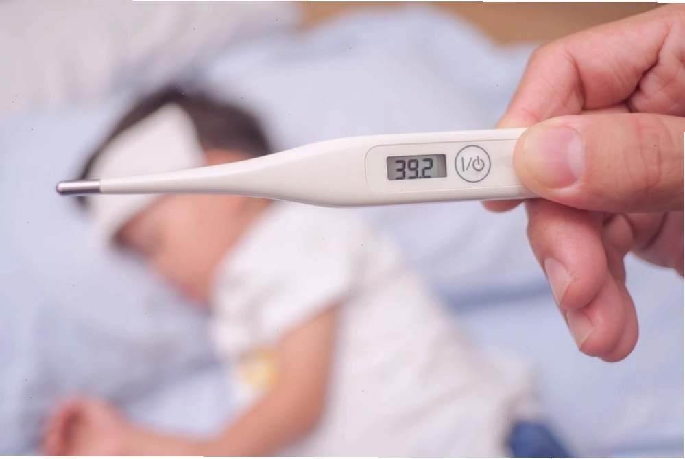 Bố mẹ đưa trẻ đi khám tại trạm y tế khi sốt quá cao