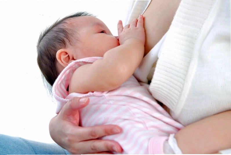Bổ sung nước đầy đủ cho con khi bé bị sốt