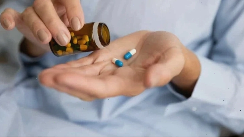 Bổ sung vitamin B qua các bữa ăn hàng ngày hoặc viên uống