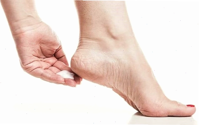 Bôi kem dưỡng da chân đều đặn giúp cấp ẩm và phục hồi lớp màng bảo vệ