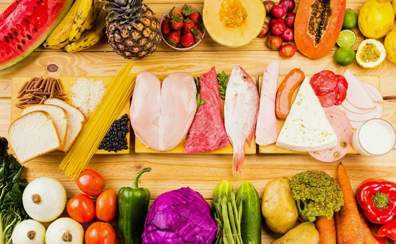 Bữa ăn giàu dinh dưỡng và hoa quả tươi