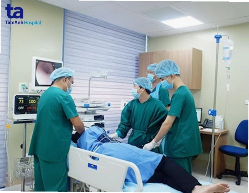 Các bác sĩ Bệnh viện Đa khoa Tâm Anh đang tiến hành nội soi dạ dày cho người bệnh