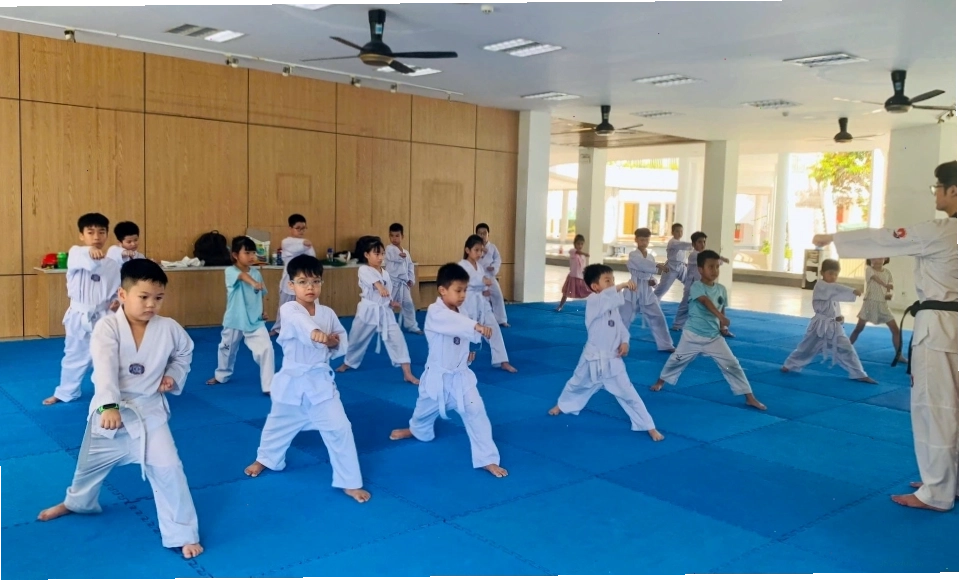 Các em thiếu nhi tham gia rèn luyện thể chất thông qua các lớp võ thuật