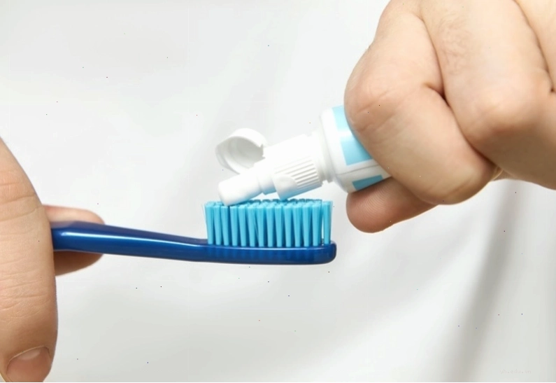 Các loại hóa chất từ kem đánh răng có thể là tác nhân gây kích ứng da môi