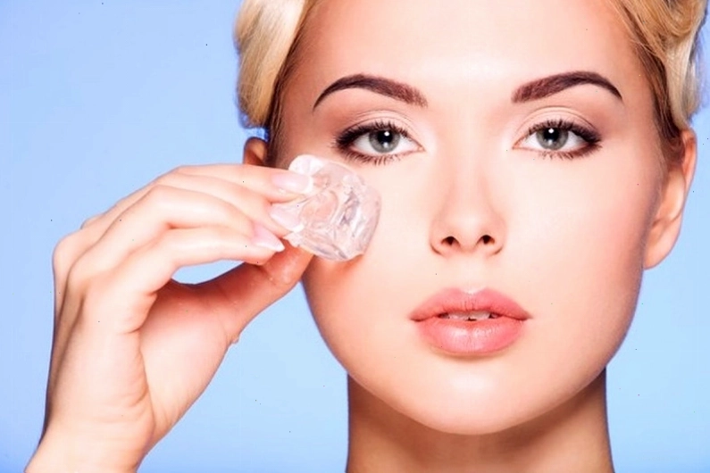 Cách đơn giản nhất để mặt bớt bị sưng là chườm đá lạnh