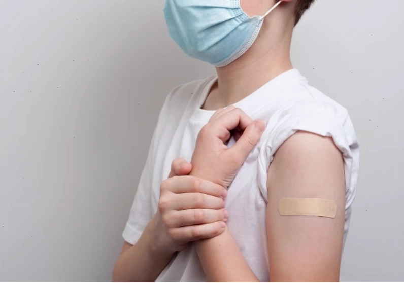 Cách hạ sốt cho trẻ đầu nóng chân tay lạnh 2