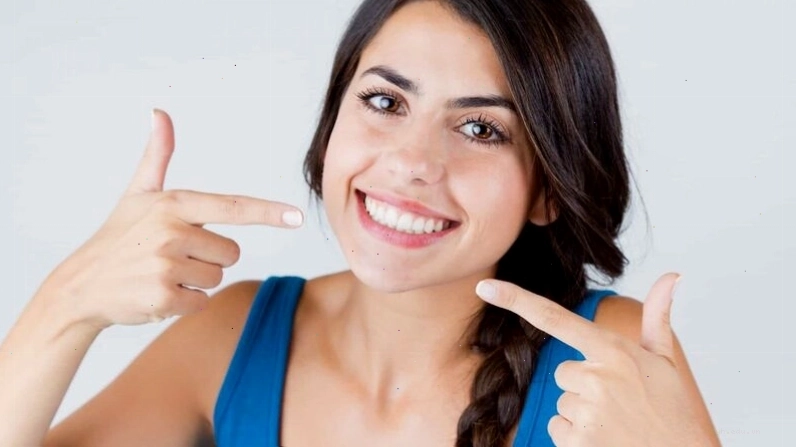 Cách làm sạch lưỡi bằng dụng cụ chuyên dụng