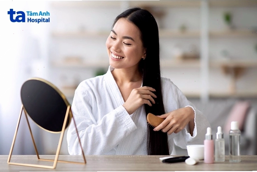 Cách lau khô tóc nhẹ nhàng bằng khăn mềm