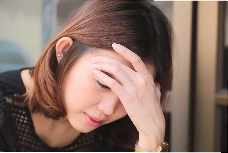 Căng thẳng kéo dài khiến cơ thể sản sinh cortisol gây rụng tóc