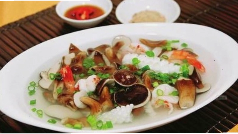 Canh nấm tràm nấu với hải sản