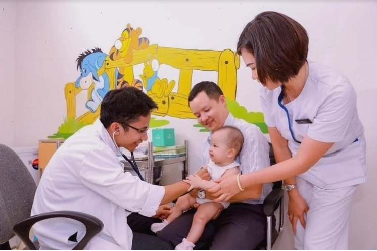 Cha mẹ nên đưa trẻ đến gặp bác sĩ chuyên khoa để được tư vấn và điều trị kịp thời