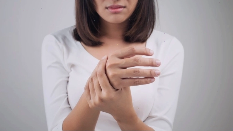 Chăm sóc khi bị tê cánh tay phải
