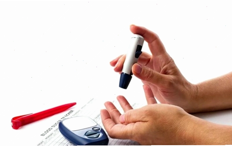 Chân bị thâm tím khi ngủ dậy