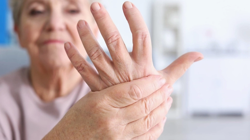 Chân tay bị co rút là bệnh gì và các nguyên nhân y khoa cần biết