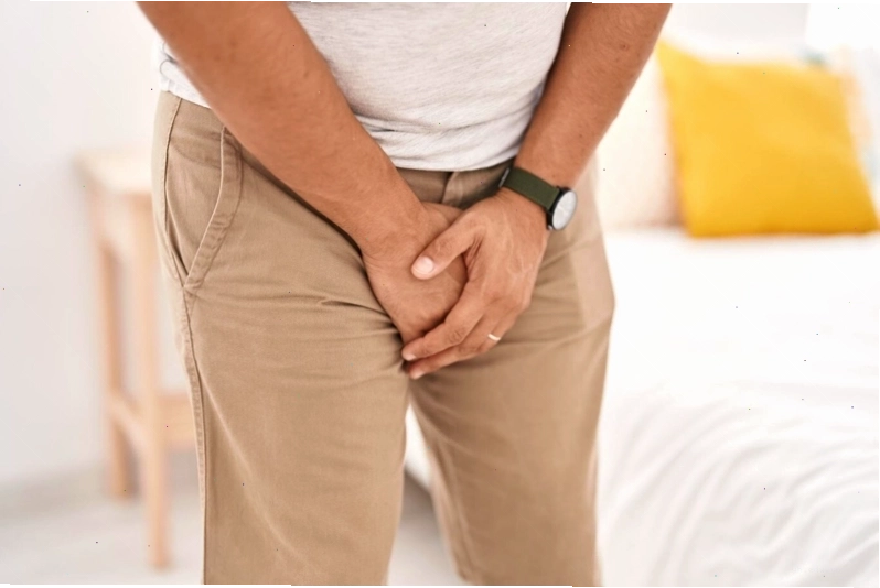 Chất liệu quần lót dày cứng hoặc quá bó sát gây bí bách vùng kín