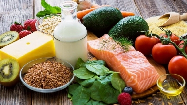 Chế độ ăn lành mạnh giúp phòng ngừa phù chân
