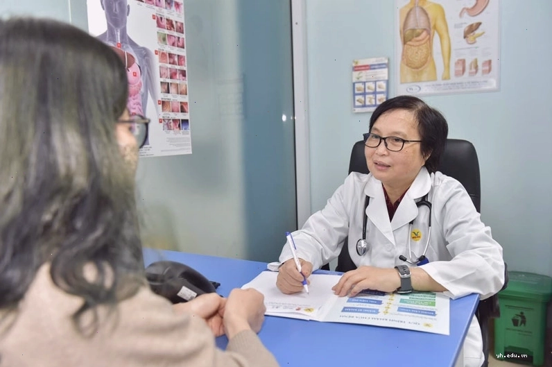 Chia sẻ triệu chứng với bác sĩ khi thăm khám