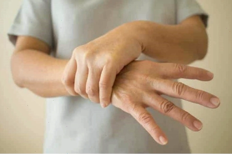 Chứng Parkinson là một trong những nguyên nhân gây run tay