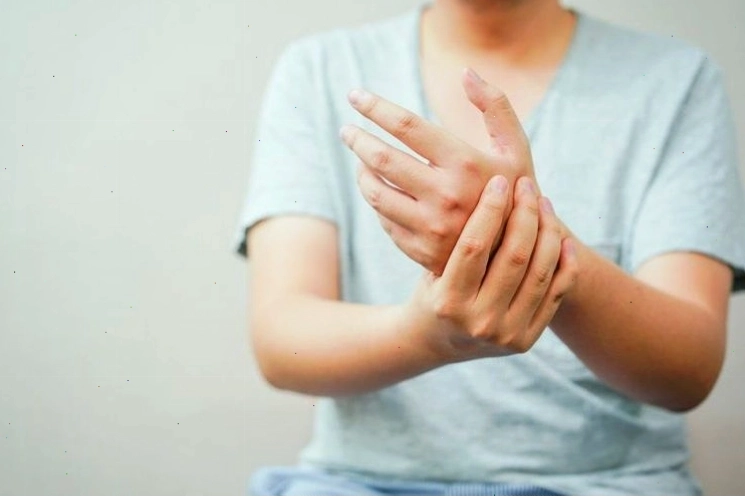 Chứng run làm ảnh hưởng đến cuộc sống sinh hoạt của người bệnh