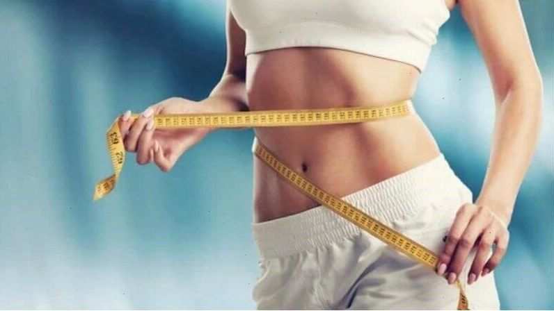 Chuối xanh luộc trong đĩa ăn