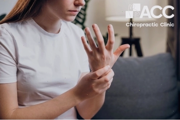 Chuột rút tay gây cản trở vận động