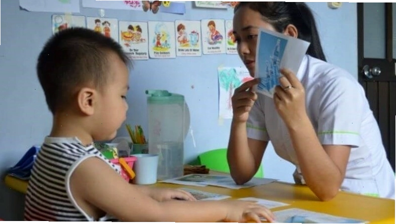 Chuyên gia đang hướng dẫn bệnh nhân tập trị liệu ngôn ngữ