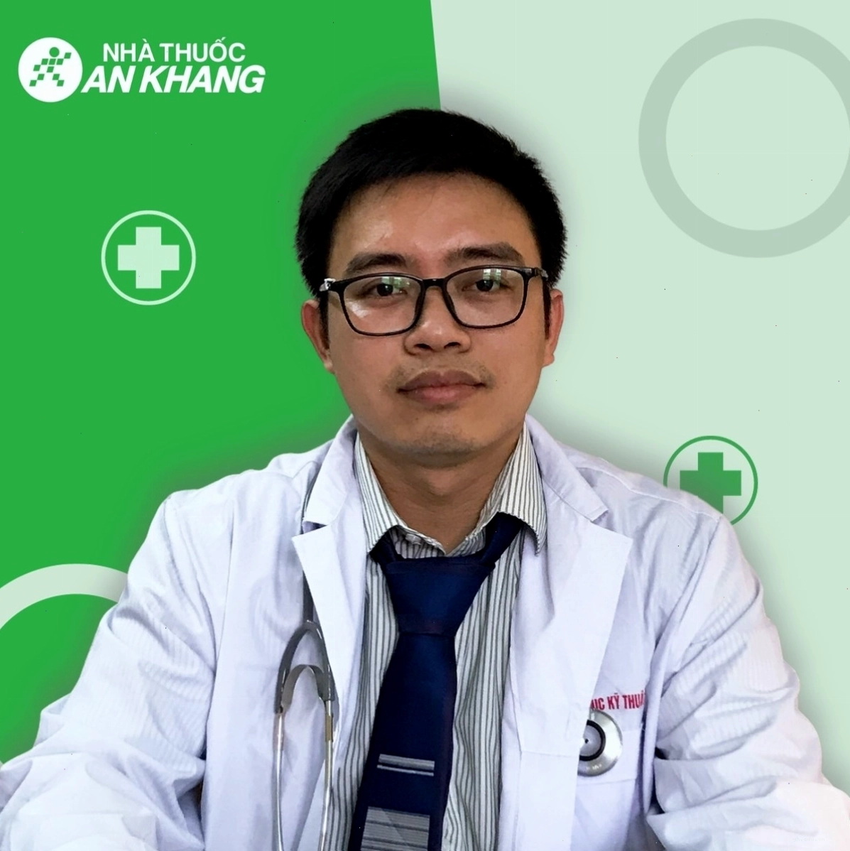 Chuyên gia y tế đang thăm khám cho bệnh nhân
