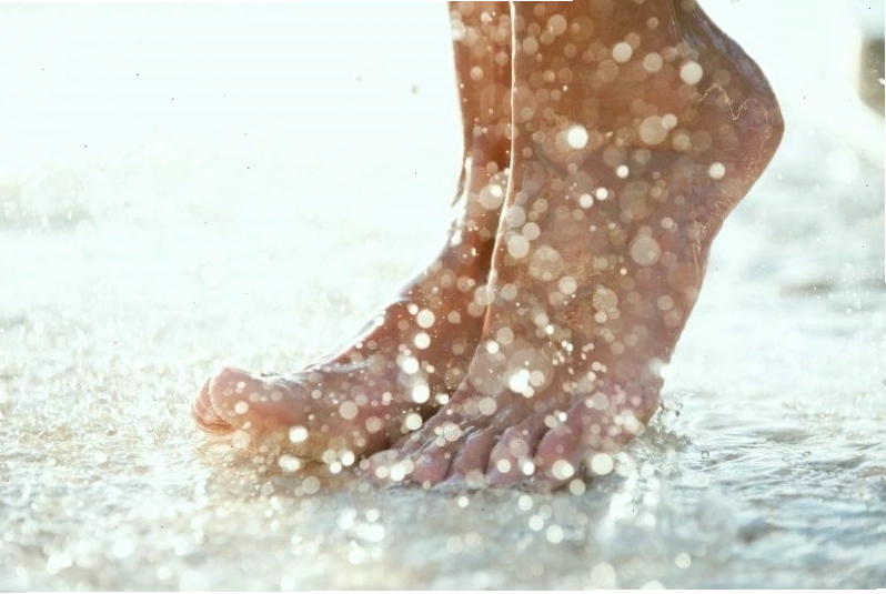 Da chân bị khô và tróc vảy do tiếp xúc nhiều với tác nhân môi trường
