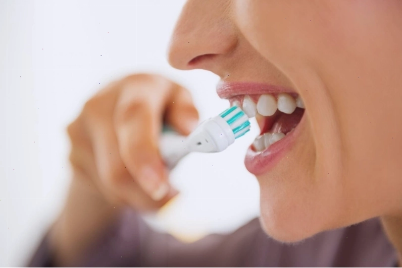 Đánh răng quá mạnh là tác nhân gây tổn thương niêm mạc