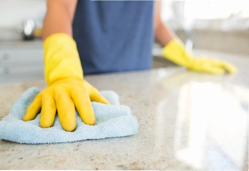 Đeo găng tay khi dọn dẹp