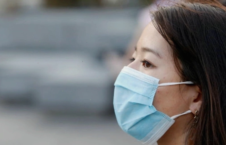 Đeo khẩu trang bảo vệ môi