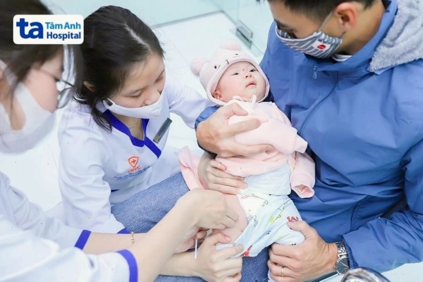 Điều dưỡng chuẩn bị tiêm vắc xin cho bé tại cơ sở y tế