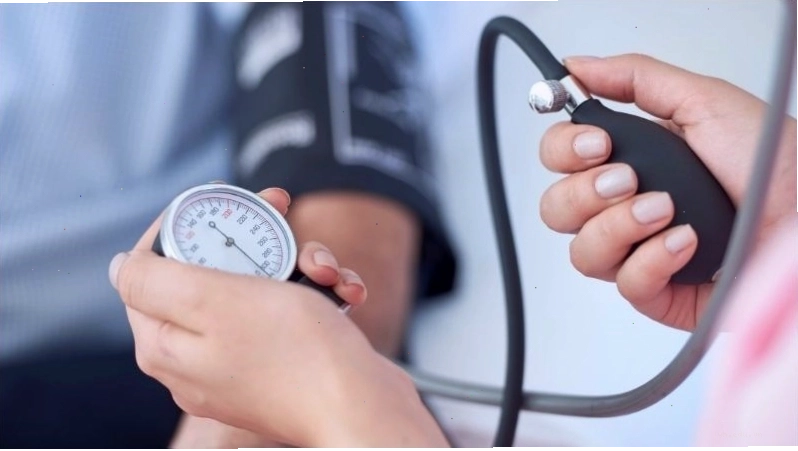 Đo huyết áp giúp đánh giá tình trạng da xanh xao do sốc
