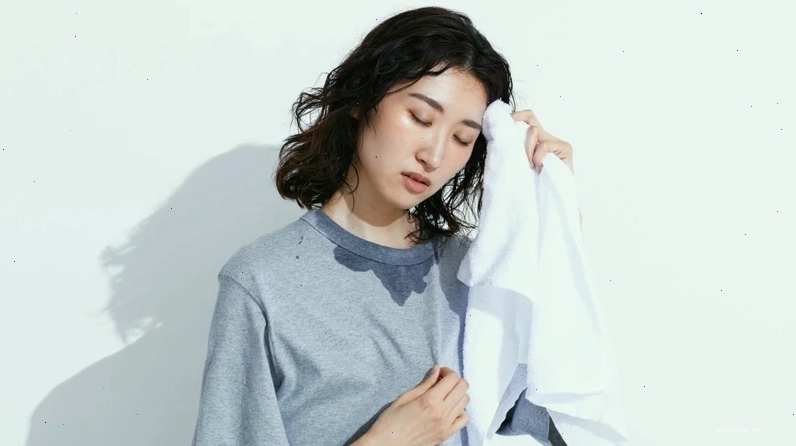 Đổ mồ hôi nhiều là tình trạng tuyến mồ hôi hoạt động quá mức để duy trì thân nhiệt
